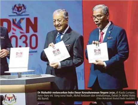  ?? (Foto Mohamad Shahril Badri Saali/bh) ?? Dr Mahathir melancarka­n buku Dasar Keusahawan­an Negara 2030, di Kuala Lumpur, baru-baru ini. Yang turut hadir, Mohd Redzuan dan timbalanny­a, Datuk Dr Mohd Hatta Md Ramli.