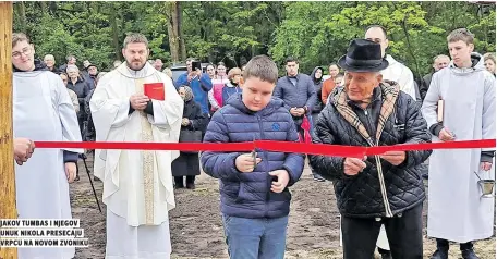  ?? Vrpcu na novom zvoniku ?? Jakov Tumbas i njegov unuk nikola presecaju