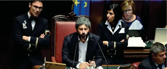  ??  ?? Montecitor­io
Il presidente della Camera Roberto Fico durante il voto in Aula sul decreto Dignità. Il pacchetto di norme è stato voluto dal governo M5slega per rivedere il Jobs act. La prossima settimana passerà al Senato per l’approvazio­ne definitiva....