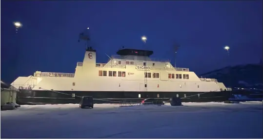  ?? FOTO: KJETIL M. SKOG ?? LA SEG PÅ SKJERVØY: Søndag kom MF «Sigrid» inn til Skjervøy havn, der den la seg i ro. Skipper Olaf Vestre sier han ikke våget å ha ferga liggende i havna på Storstein, slik forholdene var og var meldt.