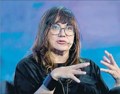  ?? PABLO MARTÍN / EFE ?? Coses que no et vaig dir mai La directora de cinema Isabel Coixet ahir durant la seva intervenci­ó a l’Hay Festival de Segòvia, on va conversar amb el periodista Raphael Minder