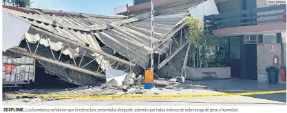  ?? FOTOS: ESPECIAL ?? DESPLOME. Los bomberos señalaron que la estructura presentaba desgaste, además que había indicios de sobrecarga de peso y humedad.