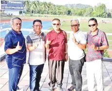  ??  ?? ABD. RAHMAN (kiri) bersama sebahagian pegawai kontinjen MSS Sabah, Mohd. Adli, Umin, Datu Roslin dan Jauhan.