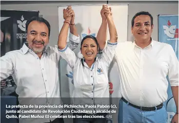  ?? /EFE ?? La prefecta de la provincia de Pichincha, Paola Pabón (c), junto al candidato de Revolución Ciudadana a alcalde de Quito, Pabel Muñoz (i) celebran tras las elecciones.