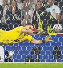  ??  ?? Providenci­al. Gianluigi Donnarumma, portero de Italia, le tapa el penalti a Jadon Sancho, de Inglaterra,