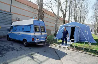  ?? (Ansa) ?? San Vittore
La tenda del triage sanitario montata all’esterno del carcere di San Vittore. A chiunque viene misurata la temperatur­a e l’asticella è fissata a 37,5: chi li ha non entra