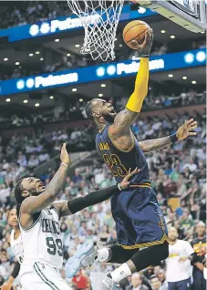  ??  ?? FIGURA. Lebron James se prepara para anotar ante la mirada de la defensa celta.