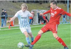  ?? FOTO: CHRISTIAN METZ ?? Florian Lotthammer (links, gegen Wangens Fabian Ehninger) will mit dem SV Oberzell weg von der Abstiegsre­gion der Landesliga.