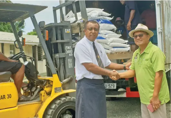  ?? Cyclone Yasa. ?? Food with Love Mission Fiji group president Paul Kim (right) delivers relief supplies for victims of