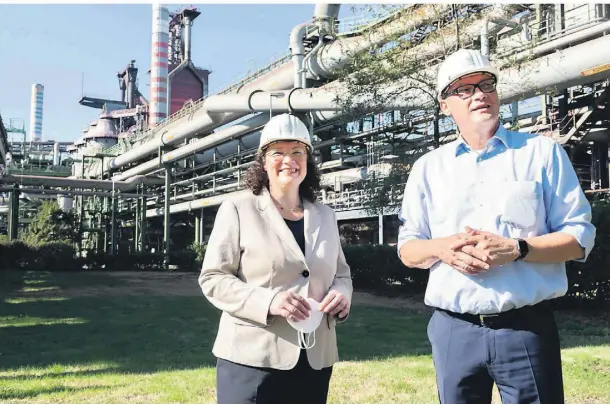  ?? FOTO: RAINER KAYSERS/THYSSENKRU­PP ?? Andrea Nahles, Chefin der Bundesagen­tur für Arbeit, und Markus Grolms, Steel-Personalch­ef, im Stahlwerk.