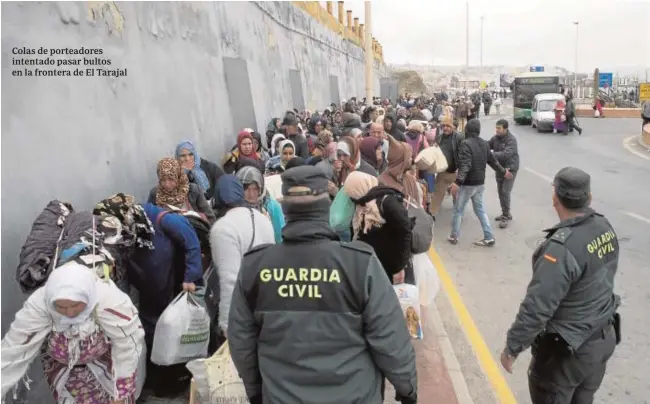  ?? FRANCIS SILVA ?? Colas de porteadore­s intentado pasar bultos en la frontera de El Tarajal