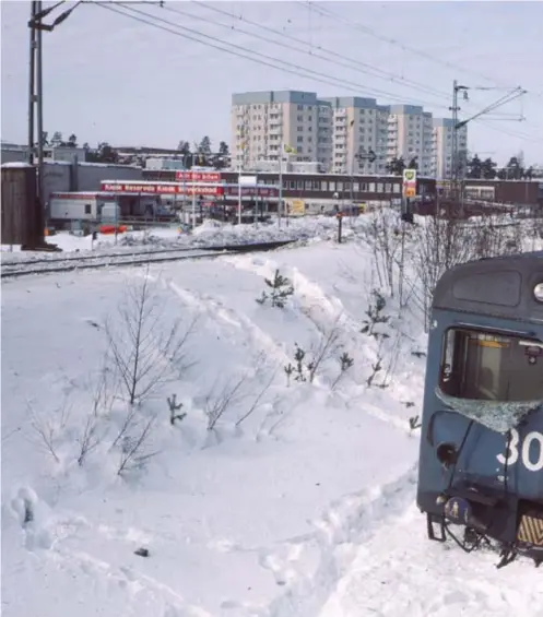  ??  ?? URSPÅRAT.
Tåget körde rakt igenom en säkerhetsv­äxel och två av tågets vagnar kanade sedan ner för banvallen innan det tog stopp.