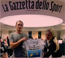  ??  ?? Matteo Trentin, 29 anni, in Gazzetta con la compagna Claudia Morandini, 36, e la maglia di campione d’Europa. Debutterà alla Valenciana: 6-10 febbraio