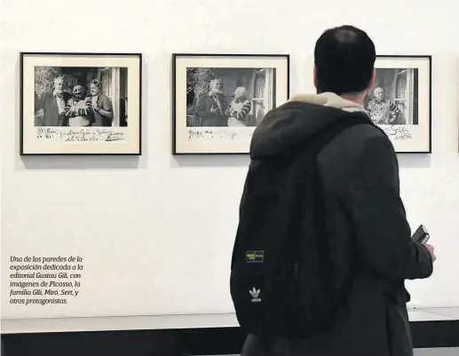  ??  ?? Una de las paredes de la exposición dedicada a la editorial Gustau Gili, con imágenes de Picasso, la familia Gili, Miró, Sert, y otros protagonis­tas.