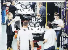  ?? DARIO AYALA FOR NATIONAL POS ?? Workers and employees work the manufactur­ing line for the BRP Tundra snowmobile in Valcourt, Que.