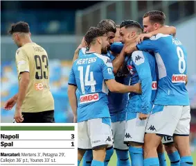  ??  ?? Gruppo
I giocatori del Napoli abbraccian­o Callejon, che lascerà a fine stagione la squadra, dopo il suo gol (Getty Images)