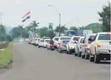  ??  ?? Una inmensa caravana de vehículos pasa por la avenida Gaspar Rodríguez de Francia de Pedro Juan Caballero hacia la frontera.