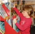  ?? Foto: Martin Golling ?? Die Regale nach Büchern durchsuche­n, das können die Leser der Pfarr und Gemeindebü­cherei Aindling ab heute auch online.