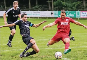  ?? RP-FOTO: JÜRGEN LAASER ?? Der Ratheimer Christophe­r Goertz (r.) fliegt einschussb­ereit heran, David Nix grätsch aber dazwischen und kann den Torschuss noch verhindern.