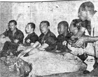  ??  ?? Jogadores do Flamengo no vestiário do Pacaembu em foto da “Folha da Noite” de 1942