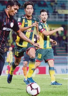  ?? FOTO: ?? FADZRUL (tengah) ketika beraksi menentang pasukan Felda United pada perlawanan Liga Super di Stadium Darul Aman, Sabtu lalu.