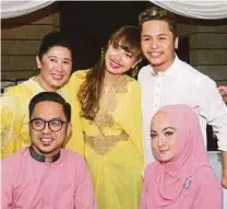  ??  ?? Hafiz dan isteri bergambar dengan Mawi dan Ekin pada majlis rumah terbuka beliau, baru-baru ini.