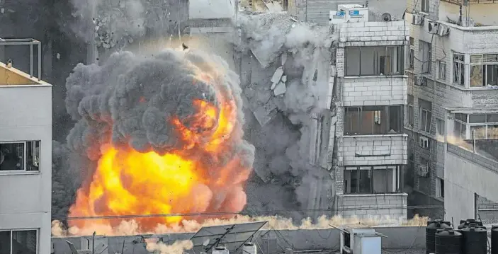  ?? Foto: Efe ?? Explosión en un edificio en Gaza a consecuenc­ia de un ataque israelí.