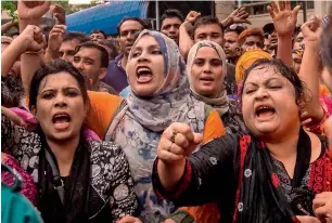  ?? AFP ?? activists of the Bangladesh nationalis­t Party shout slogans following the arrival of Khaleda Zia at the Bangabandh­u sheikh mujib medical University in Dhaka. —