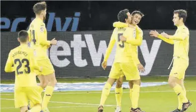  ??  ?? Gerard Moreno celebra con Parejo el tanto que abrió el camino del triunfo del Villarreal en Balaídos. ((
AGENCIAS