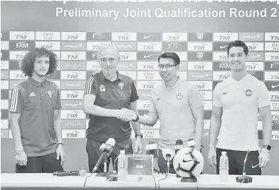  ?? — Gambar Bernama ?? SEDIA BERSAING: Cheng Hoe (dua kanan) berjabat tangan dengan jurulatih pasukan UAE, Bert Van Marwijk pada sidang media di Stadium Nasional Bukit Jalil semalam.