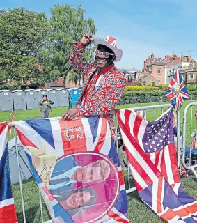  ?? Fotos ap, afp y dpa ?? Meghan llega a Windsor con su madre, para tomar el té con la reina; Harry (centro) saluda a los visitantes en las afueras del castillo; el color, infaltable