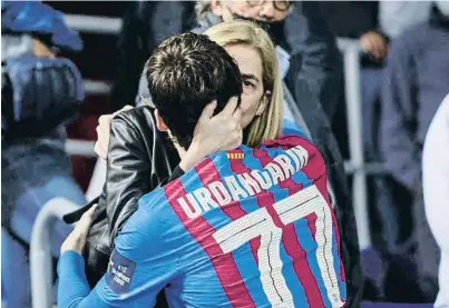  ?? Qarcae onEnrn i cFc ?? amor de mare.
La infanƒa Crisƒina abraçanƒ el seu fill Pau Urdangarin, després d’un parƒiƒ d’handbol dispuƒaƒ al Palau Blaugrana el mes de març passaƒ