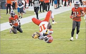  ?? DOUG MURRAY/AP ?? Chiefs WR Tyreek Hill backflips into the end zone for one of his three touchdowns in Sunday’s victory.