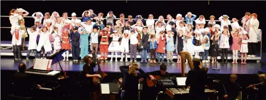  ?? (Photos M. R. et P. F.) ?? Mardi soir, les quatre classes de Saint-Jacques ont eu l’insigne honneur d’ouvrir cette édition  des Écoles Chantantes.