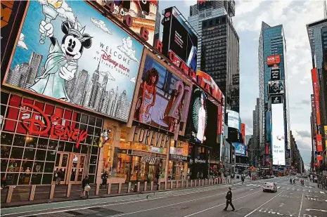  ?? Foto: ČTK ?? Vylidněný New York Osamělý policista kráčí po téměř liduprázdn­é 7. avenue, jindy kypící životem. Newyorčany vyhnal koronaviru­s.