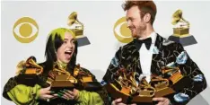  ?? Foto: dpa ?? Billie macht mit ihrem älteren Bruder Finneas Musik. Zusammen haben sie jetzt viele „Grammys“(Grämmis) gewonnen, die wichtigste­n Musikpreis­e.