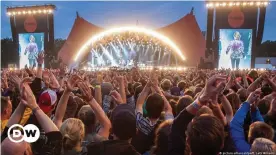  ??  ?? Das Roskilde-Festival (hier ein Foto aus unbeschwer­teren Tagen) ist 2021 ausverkauf­t - und noch nicht abgesagt