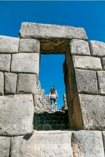  ??  ?? Sacsayhuam­án. Los bloques de piedra alcanzan nueve metros de altura.