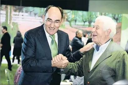  ?? IBERDROLA. / EP ?? Sánchez Galán saluda a un accionista ayer en Bilbao