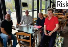  ?? FOTO: TOMAS STARK ?? Hyresgästf­öreningens representa­nter Johan Flyckt, Stig Johansson, Jeanette Andersson och Ulla Rosén har ett möte på Pizza Park i Tureberg inför en senare träff med Sollentuna­hem.