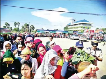  ?? FRESH NEWS ?? More than 10,000 workers of Taieasy Internatio­nal Co Ltd’s factory in Krakor district, in Pursat province protest on Saturday.