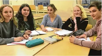  ?? Foto: Philipp Kinne ?? Die Schüler des P Seminars „Zeitungsjo­urnalismus“am Augsburger Peutinger Gymnasium betreuen ihre Abiturzeit­ung. Von links nach rechts: Alina, Fatma, Hannah, Larissa und Alexander.