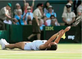  ??  ?? La serbia Jelena Jankovic celebra su triunfo sobre Petra Kvitova durante su choque de ayer en Wimbledon. Jankovic ganó 3-6, 7-5, 6-4.