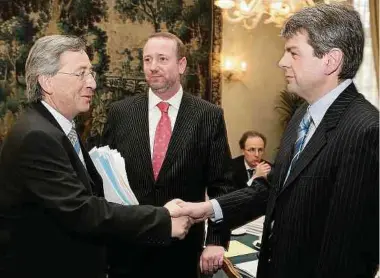  ?? Foto: S. Waldbillig ?? Premiermin­ister Jean Claude-juncker (links) begrüßt Romain Wolff; Wolff ist heute Präsident der CGFP und nahm bereits 2006 als deren Generalsek­retär an den Tripartite-verhandlun­gen teil.