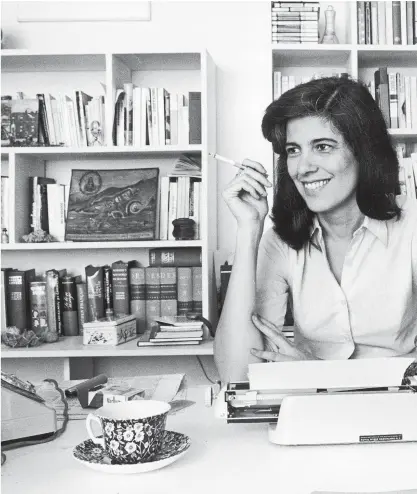  ?? Roger Viollet/Getty Images ?? Zigarette und Schreibmas­chine gehörten zum Schaffensp­rozess: Susan Sontag 1972 in Frankreich.