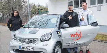  ?? FOTO: WARNACK ?? Die Gammerting­er Stürmer Matthias Göckel (rechts) und Timo Genkinger erhalten für ihre Fair-Play-Aktion im Spiel gegen Hettingen/Inneringen ein Smart-Auto, das sie drei Tage lang kostenlos nutzen dürfen.