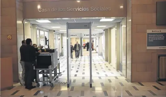  ?? ÁNGEL DE CASTRO ?? La sede del Instituto Aragonés de Servicios Sociales, en los antiguos juzgados de la plaza del Pilar, donde se tramita la dependenci­a desde junio.