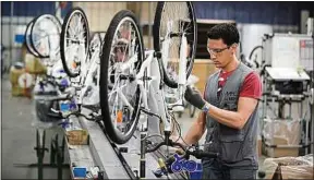  ??  ?? L’usine de Machecoul produit près de 400000 vélos par an.