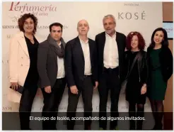  ??  ?? El equipo de Isolée, acompañado de algunos invitados.