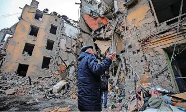  ?? | Reuters ?? A RESIDENT stands near a residentia­l building destroyed by a Russian missile strike, amid Russia’s attackin Kramatorsk, Ukraine, yesterday.